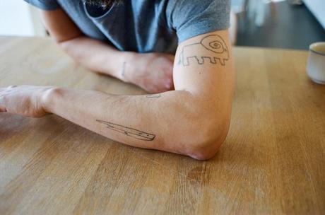 Damien, le papa graphiste qui se tatoue les dessins de ses enfants sur le corps damien-papa-tatouages05