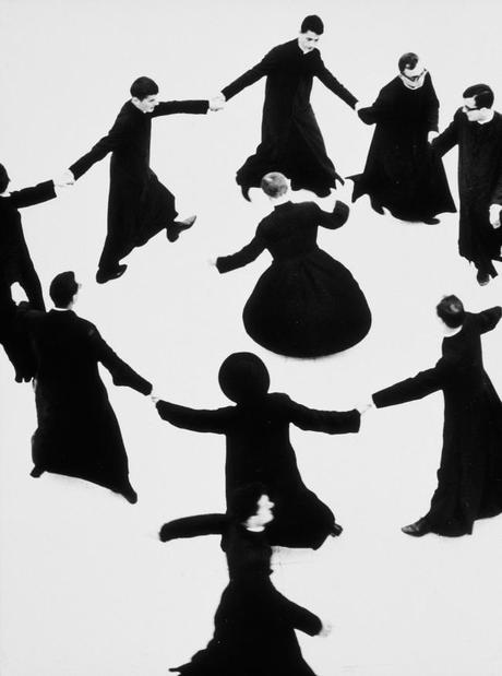 Exposition LA PETITE ROBE NOIRE, VARIATIONS AUTOUR D’UN MYTHE Giacomelli, Io non ho mani che mi occarazzano il volto, 1961-1963 © Archivio Mario Giacomelli, Senigallia, Italie.