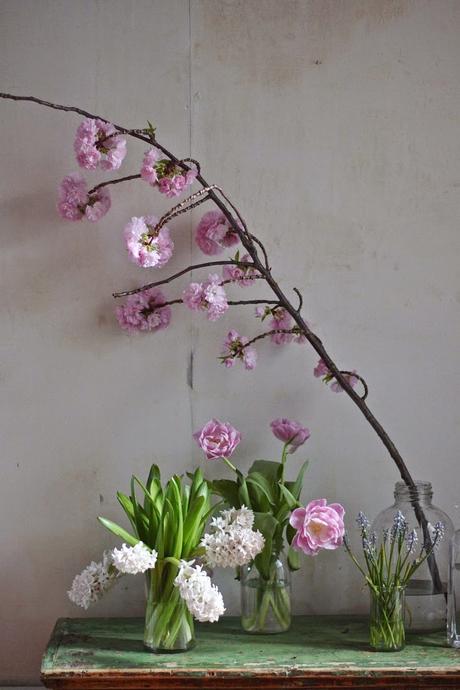 Fleurs coupées Justine Hand pour Gardenista via Nat et nature Quelles fleurs choisir pour un bouquet de printemps ?