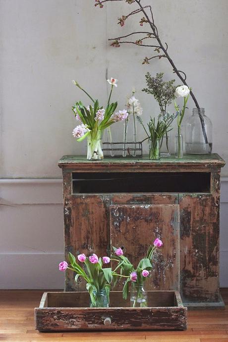 Fleurs coupées Justine Hand pour Gardenista via Nat et nature Quelles fleurs choisir pour un bouquet de printemps ?