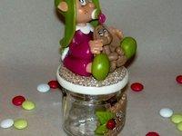 pot à dragée avec bébé elfe et son doudou en porcelaine froide