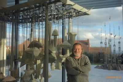 La Collection à la Fondation François Schneider de Wattwiller Gusty Vonville devant la cascade de Thierry Dufourmantelle
