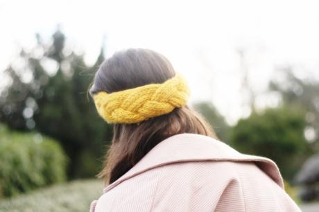 Baskets Superga et pull chaud look-bandeaulaine-moutarde-
