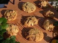 cookies-pepites-chocolat-2 petits biscuits aux pépites de chocolat blanc et au lait par assiettes et gourmandises présentés sur la planche à découper big apple NYC
