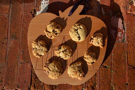 cookies-pepites-chocolat petits biscuits aux pépites de chocolat blanc et au lait par assiettes et gourmandises présentés sur la planche à découper big apple NYC