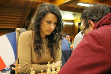 Le Prix de beauté Chess & Strategy ira incontestablement à la belle roumaine Raluca Sgircea (2294) - Photo © Chess & Strategy