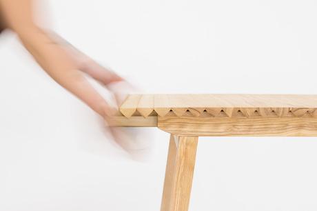 Table extensible Wooden Cloth par Nathalie Dackelid Table extensible Wooden Cloth par Nathalie Dackelid