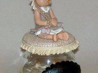 Pot douceur avec bébé elfe fillette en porcelaine froide Pot douceur avec bébé elfe fillette en porcelaine froide