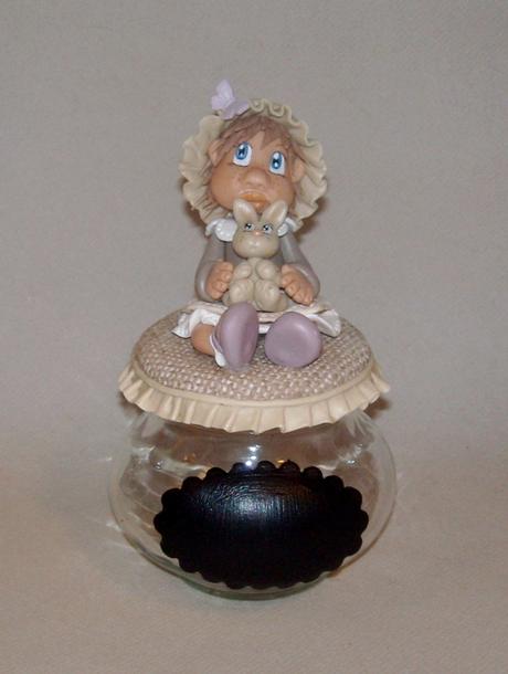 Pot douceur avec bébé fillette en porcelaine froide Pot douceur avec bébé fillette en porcelaine froide