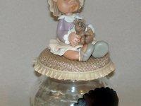 Pot douceur avec bébé fillette en porcelaine froide Pot douceur avec bébé fillette en porcelaine froide