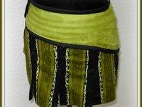 2014.02.21 - Mini-jupe à plis en wax vert et noir, avec une ceinture piqué verte et biais noir