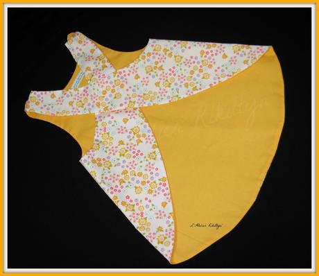 27.04.2014 - Ensemble Liberty : robe dos croisé jaune fleuri et pantacourt jaune uni - Fillette de 2 ans