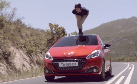 Il skate sur la nouvelle peugeot!