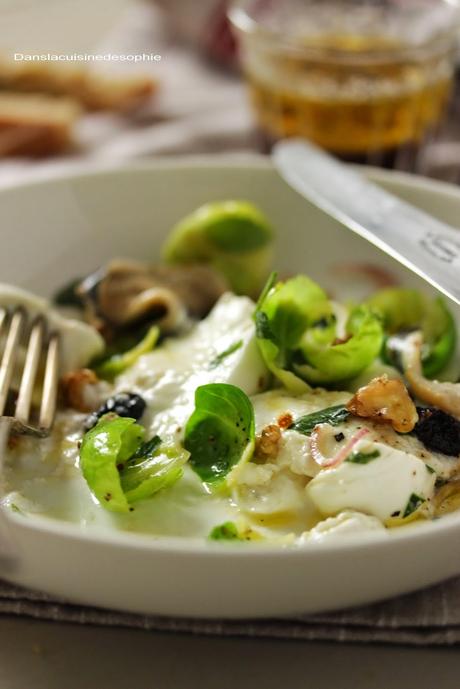 Salade de feuilles de choux de Bruxelles, mozzarella et anchois blancs