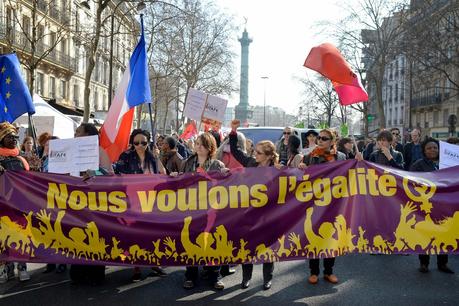 SOCIÉTÉ > Un millier de manifestants à Paris pour défendre le droit des femmes