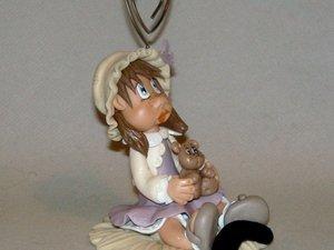 Porte -photo avec bébé fillette en porcelaine froide Porte -photo avec bébé fillette en porcelaine froide