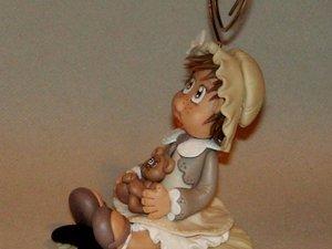 Porte -photo avec bébé fillette en porcelaine froide Porte -photo avec bébé fillette en porcelaine froide