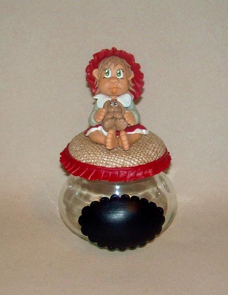 Pot douceur avec bébé fillette en porcelaine froide Pot douceur avec bébé fillette en porcelaine froide