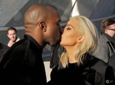 Kim Kardashian et Kanye West s'embrassent dans le magasin Colette (VIDEO)