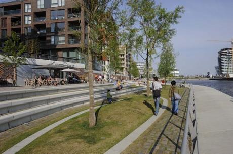 Des expérimentations d’adaptation au climat Tiered development along the Elbe River, 2013. Photo: ELBE&FLUT. Courtesy HafenCity Hamburg GmbH.