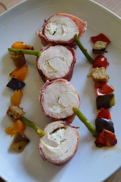 Ballotine de poulet ,fromage ail et fines herbes et bacon grillé Ballotine de poulet ,fromage ail et fines herbes et bacon grillé