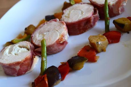 Ballotine de poulet ,fromage ail et fines herbes et bacon grillé Ballotine de poulet ,fromage ail et fines herbes et bacon grillé