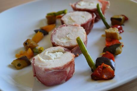 Ballotine de poulet ,fromage ail et fines herbes et bacon grillé Ballotine de poulet ,fromage ail et fines herbes et bacon grillé