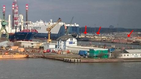 Au port de Bremerhaven le bateau US Liberty Shipi débarque des chars Abraham pour le sol allemand