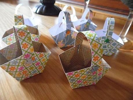 Mes ouvrages - petits paniers ne pas mettre d'agraphe mais un point de colle serait mieux surtout avec les enfants