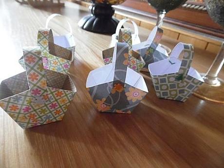 Mes ouvrages - petits paniers ne pas mettre d'agraphe mais un point de colle serait mieux surtout avec les enfants