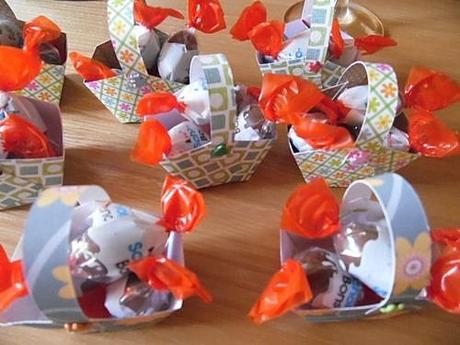 Mes ouvrages - petits paniers ne pas mettre d'agraphe mais un point de colle serait mieux surtout avec les enfants