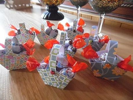 Mes ouvrages - petits paniers ne pas mettre d'agraphe mais un point de colle serait mieux surtout avec les enfants