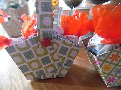 Mes ouvrages - petits paniers ne pas mettre d'agraphe mais un point de colle serait mieux surtout avec les enfants