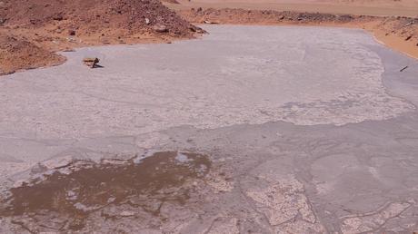 Des eaux usées abandonnées par Sonatrach depuis 2013 près d'un puits gazier à 20 km au nord de In Salah. Photo DR