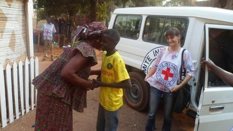 Bangui. Collette Fandoma, grandmère de Fabrice, l’accueille à son arrivée à la maison. CC BY-NC-ND/ICRC/Ronald KRADJEYO