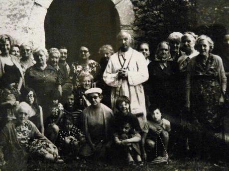 Photo de l'abbe Volpato et des fideles montferratois