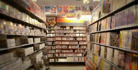 Les belles années des jeux vidéo japonais : les rayons du magasin Super Potato, situé dans le quartier d'Akihabara à Tokyo (Image : Digging in the Carts).