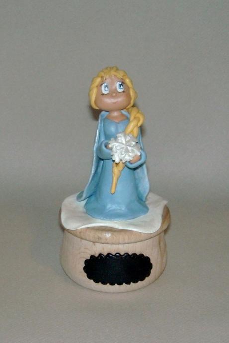 Boite à bijoux avec Elsa reine des neiges en porcelaine froide Boite à bijoux avec Elsa reine des neiges en porcelaine froide