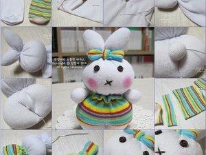 fabrication de petits lapins de paques avec des chaussettes