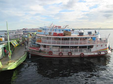 bateaux qui descendent l'Amazone
