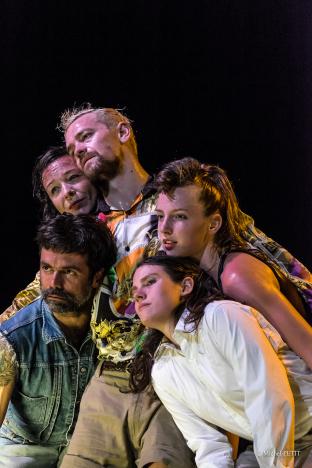 AH/HA et le rire au cirque AH/HA - Lisbeth Gruwez - Voetvolk 2015. Photo : © Michel PETIT