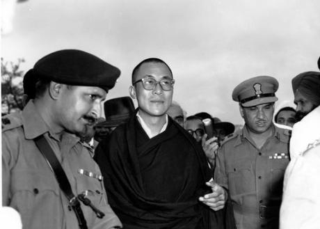 Le 31 mars 1959, le Dalai lama fuit le Tibet