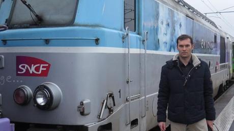 Samuel Herbreteau, membre de l’Association pour la promotion de la ligne Nantes-La Rochelle-Bordeaux, devant l’un des trains essoufflés qui sera peut-être remplacé en 2017…