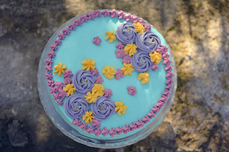 glaçage roses et fleurs. layer cake speculoos fruits rouges, tuto layer cake glaçage roses et fleurs. layer cake speculoos fruits rouges, tuto layer cake