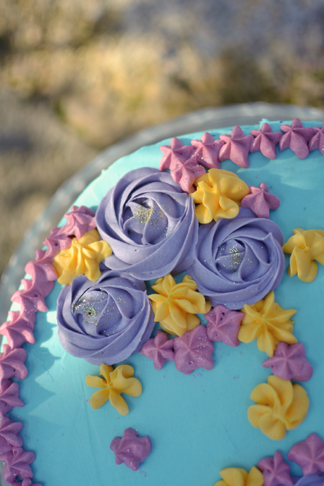 glaçage roses et fleurs. layer cake speculoos fruits rouges, tuto layer cake glaçage roses et fleurs. layer cake speculoos fruits rouges, tuto layer cake