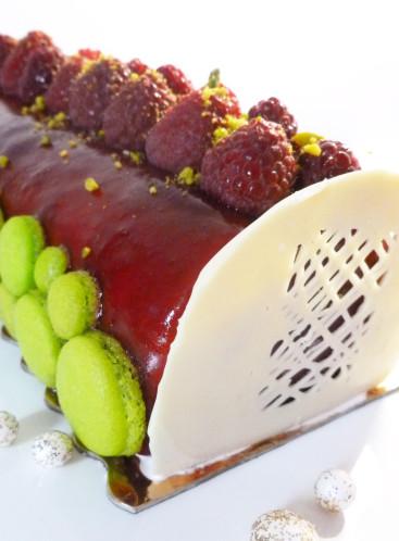 Bûche à la framboise et au nougat