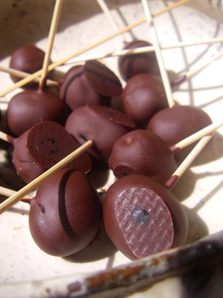 OLIVES CONFITES ENROBEES DE CHOCOLAT OLIVES CONFITES ENROBEES DE CHOCOLAT