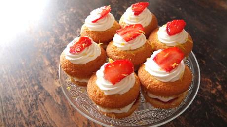 Petits gâteaux citronnés, compotée de fraise et chantilly