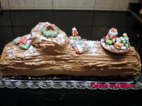 BUCHE DE NOEL AUX MARRONS GLACES ET AUX CHOCOLAT .....