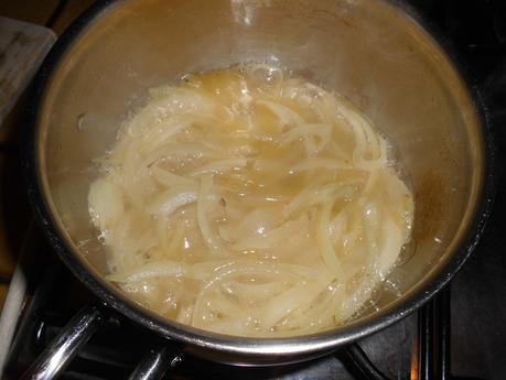 CROUSTILLANT AU PARMESAN SUR SON CONFIT D'OIGNONS ROUGES, St JACQUES ET DES ALLUMETTES DE POMME GRANNY